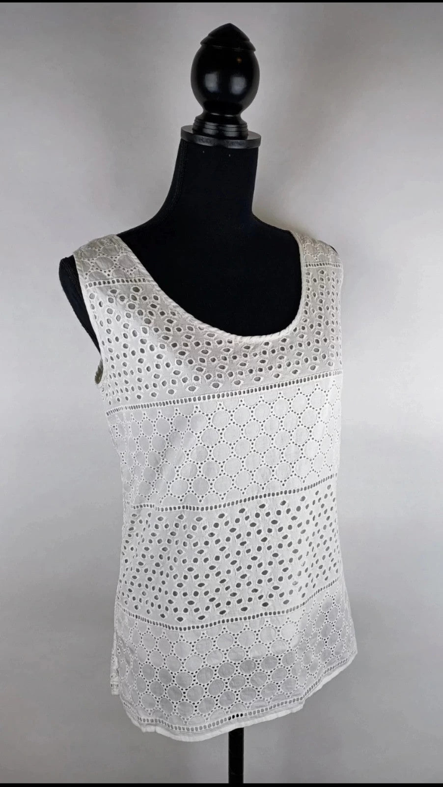 Bluse mit Lochmuster für den Sommer 