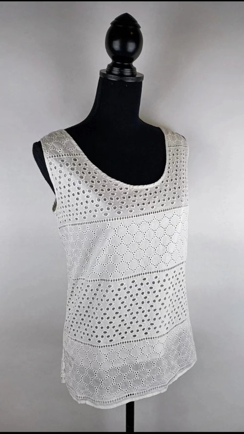 Bluse mit Lochmuster für den Sommer 