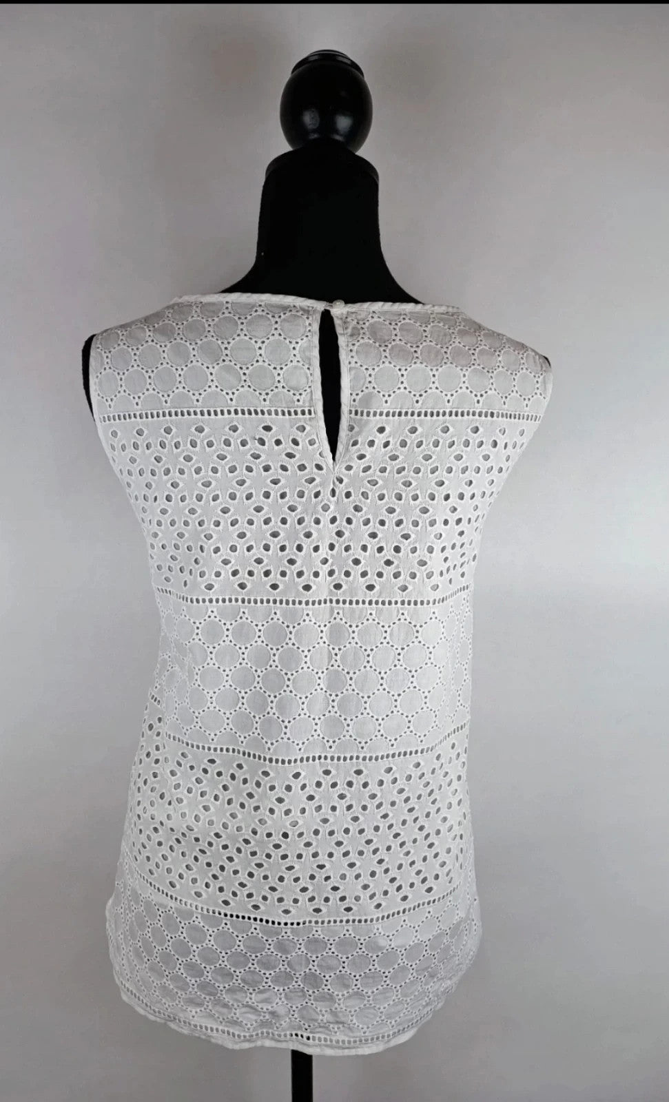 Bluse mit Lochmuster für den Sommer 