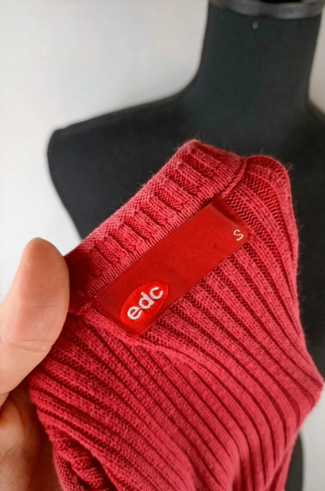 Leuchtender Pullover für den Herbst 