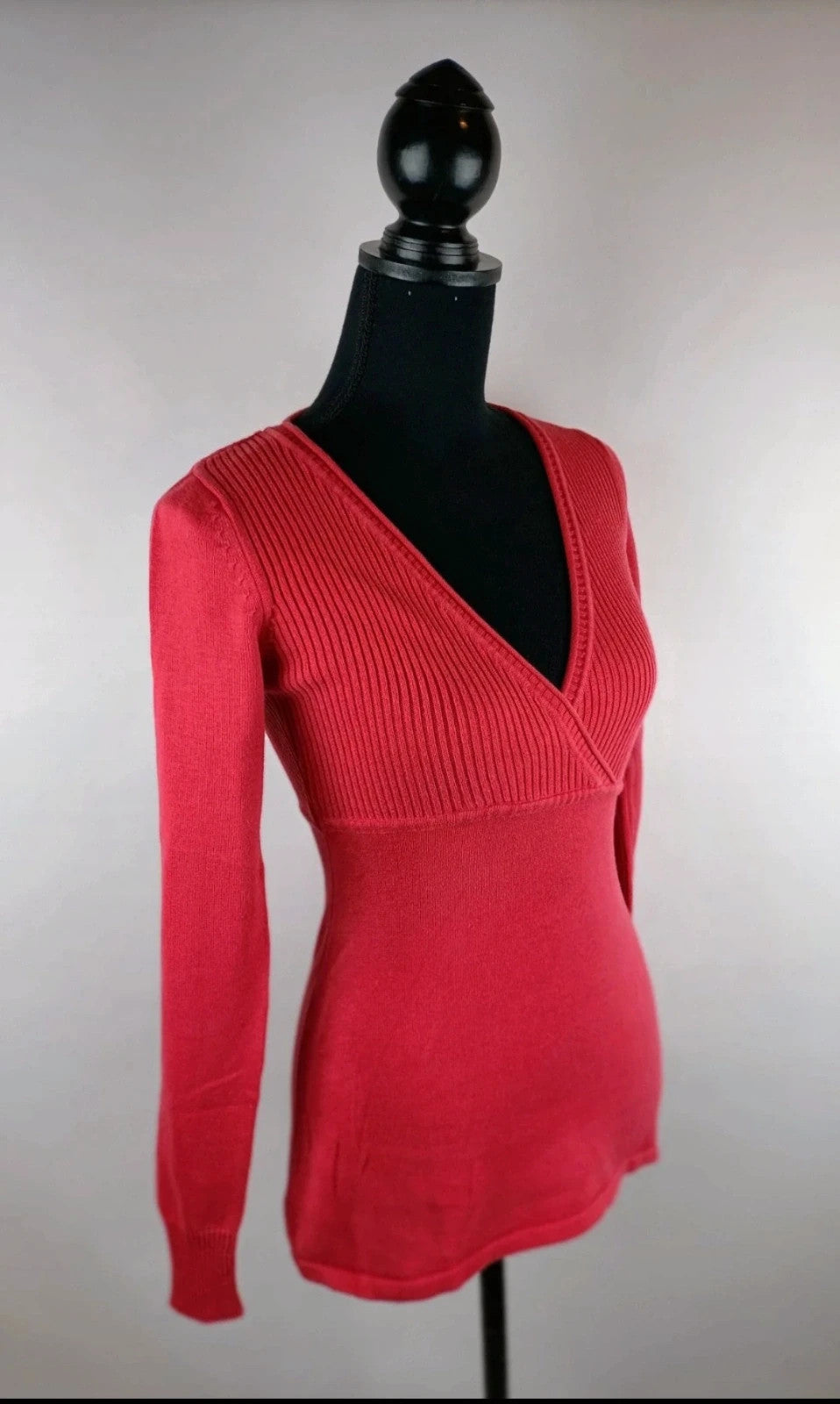 Leuchtender Pullover für den Herbst 