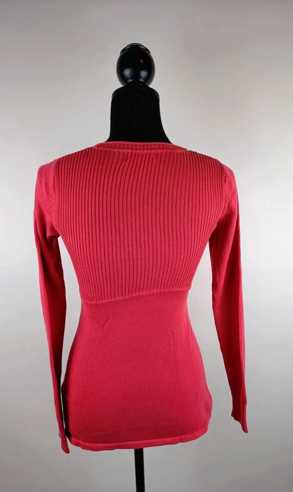 Leuchtender Pullover für den Herbst 