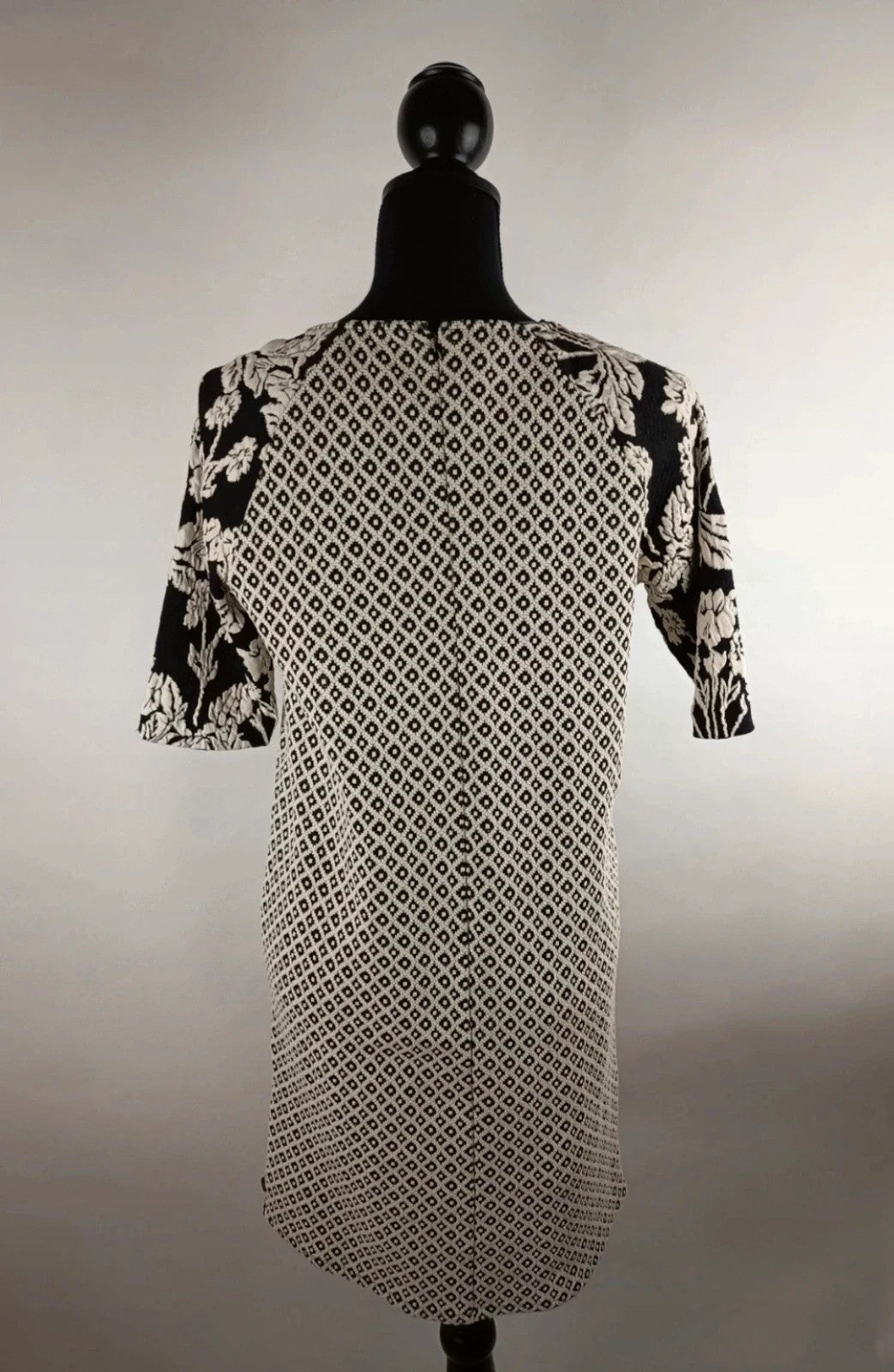Charmantes Kleid für den Herbst 