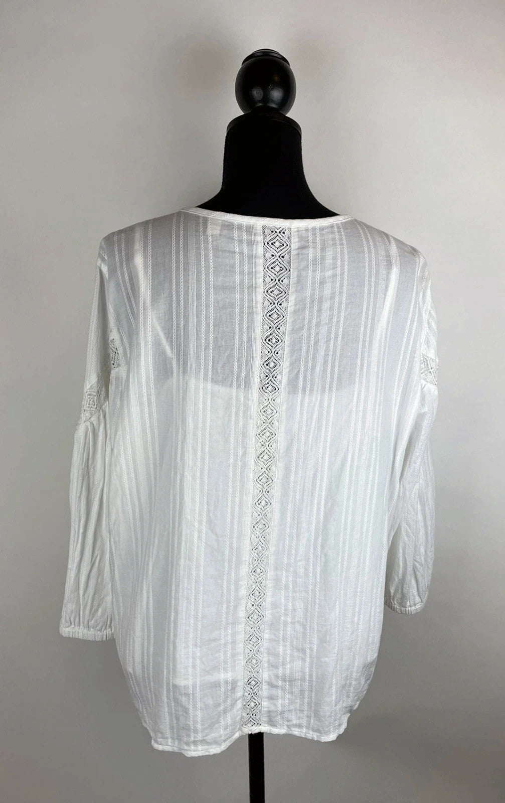Charmante Bluse mit Lochmuster 