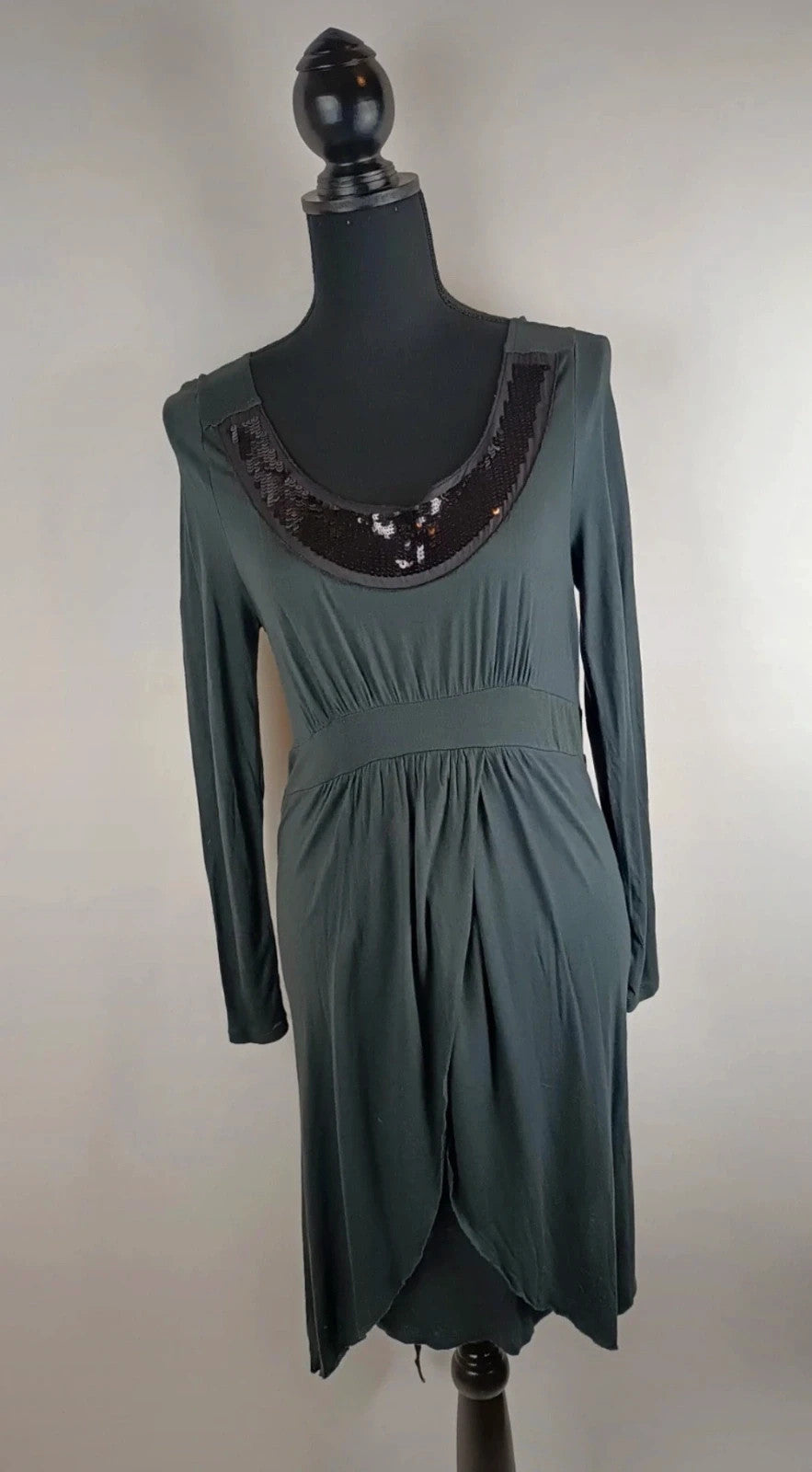 Charmantes Kleid mit Pailletten 