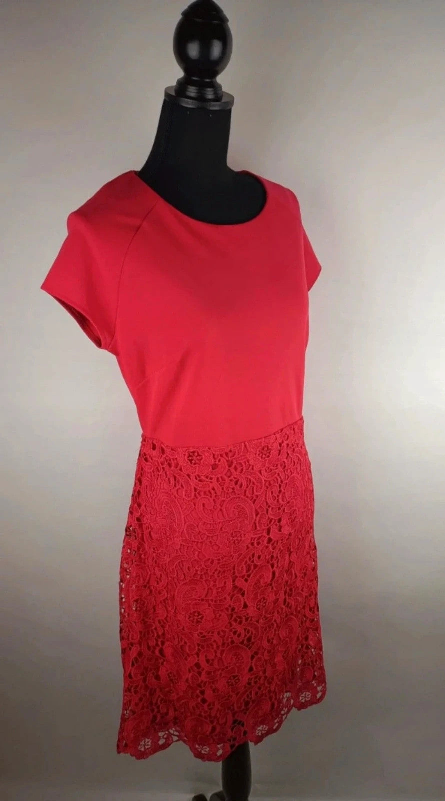 Leuchtendes Kleid mit Lochmuster 