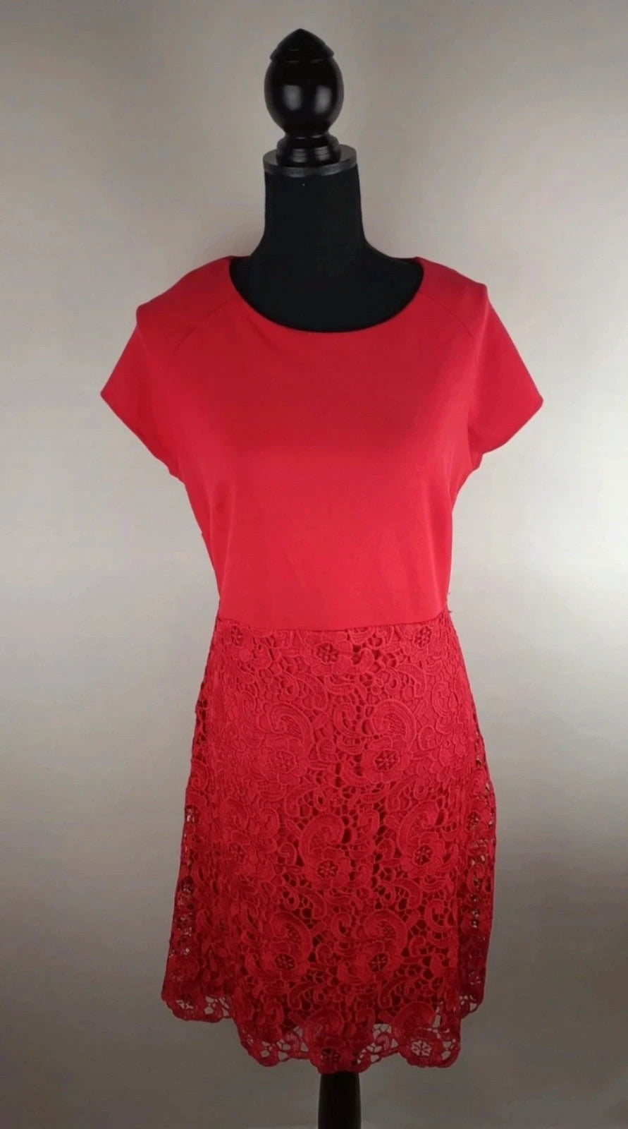 Kleid in Rot mit Lochmuster – Second-Hand bei Schickisch