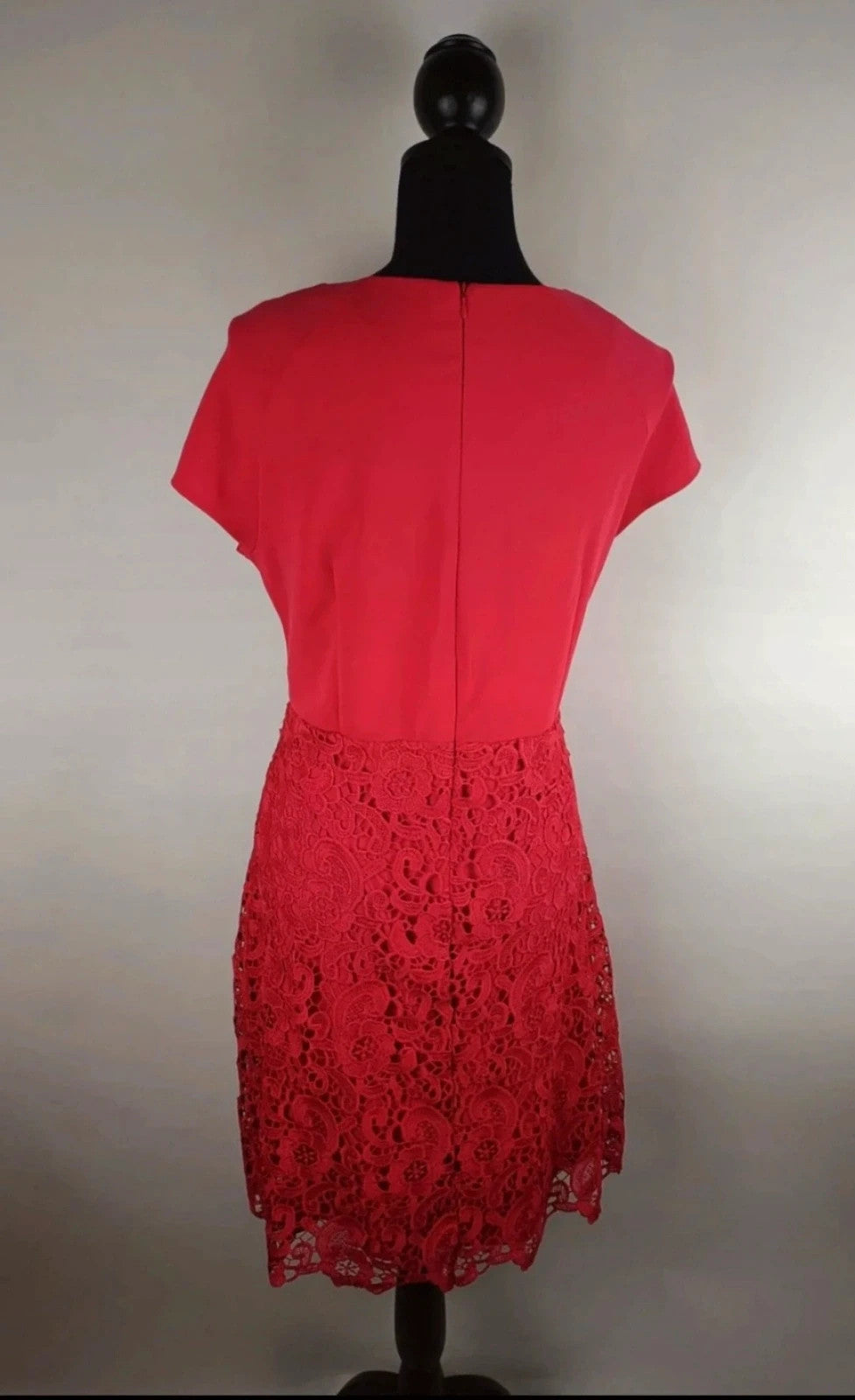 Leuchtendes Kleid mit Lochmuster 
