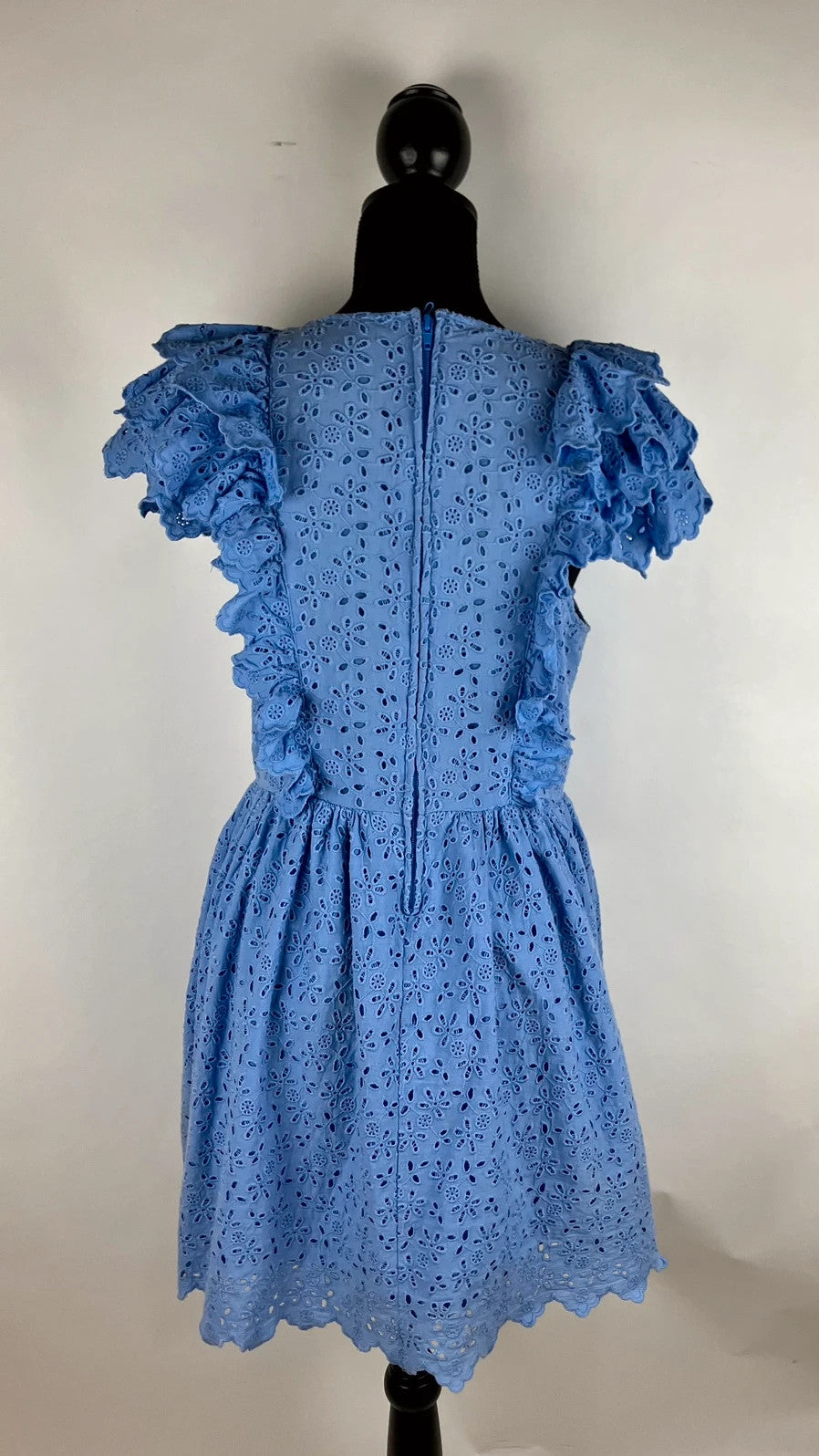Verspieltes Kleid mit Lochmuster