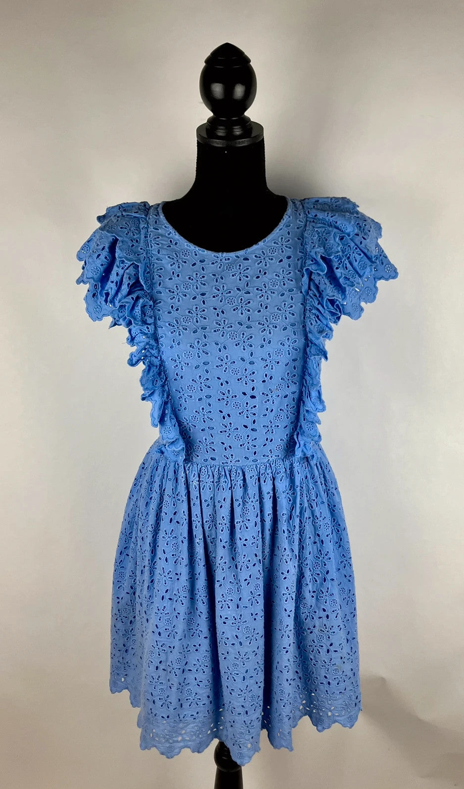 Verspieltes Kleid mit Lochmuster