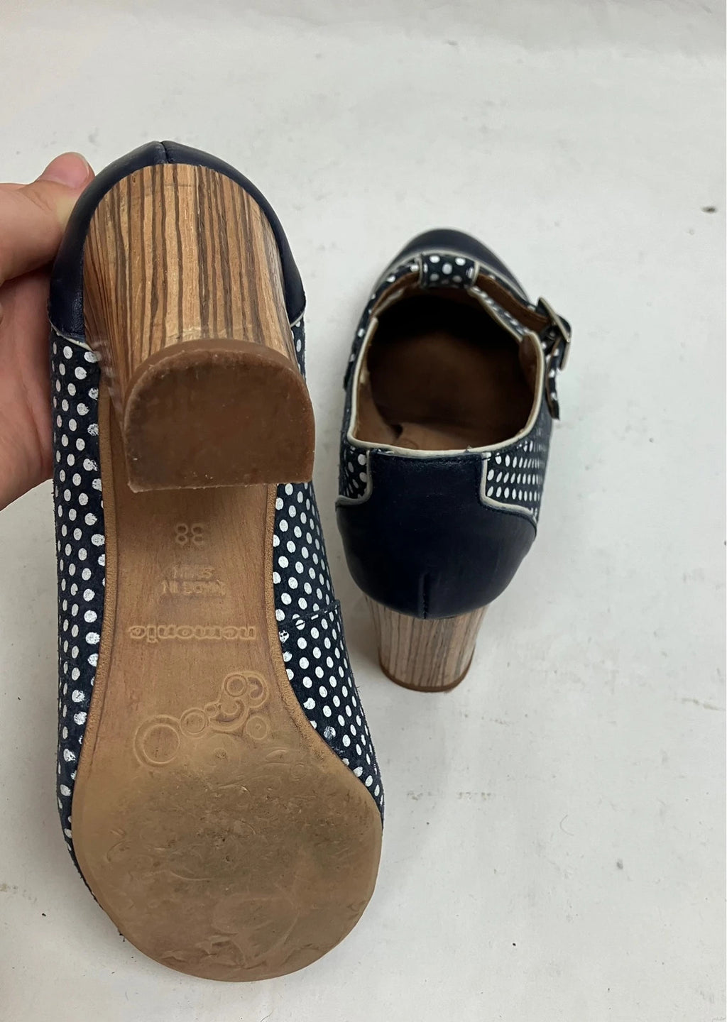 Außergewöhnliche Schuhe mit Punkten