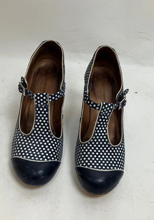 Außergewöhnliche Schuhe mit Punkten