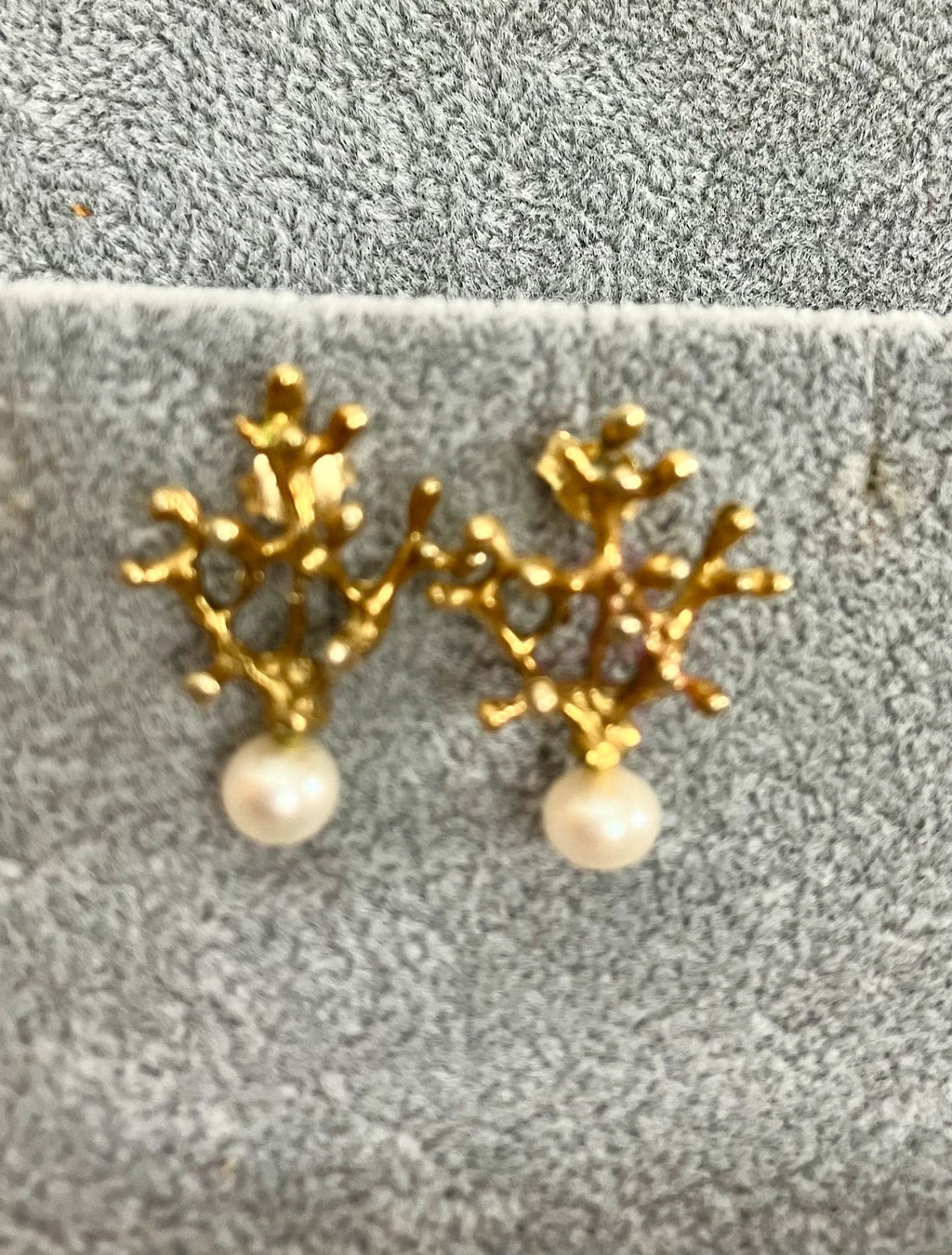 Extravagante Goldohrringe aus Handarbeit