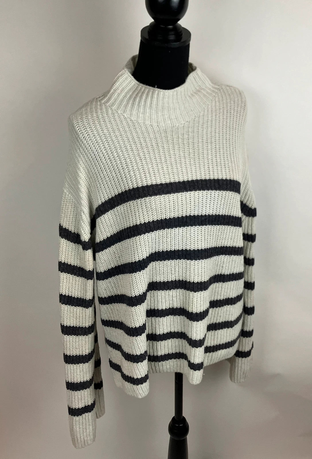 Warmer Pullover mit Streifen 