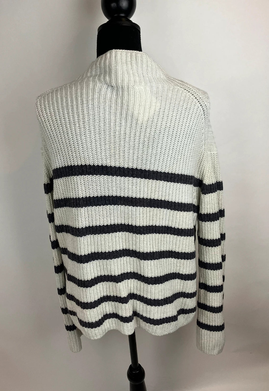 Warmer Pullover mit Streifen 