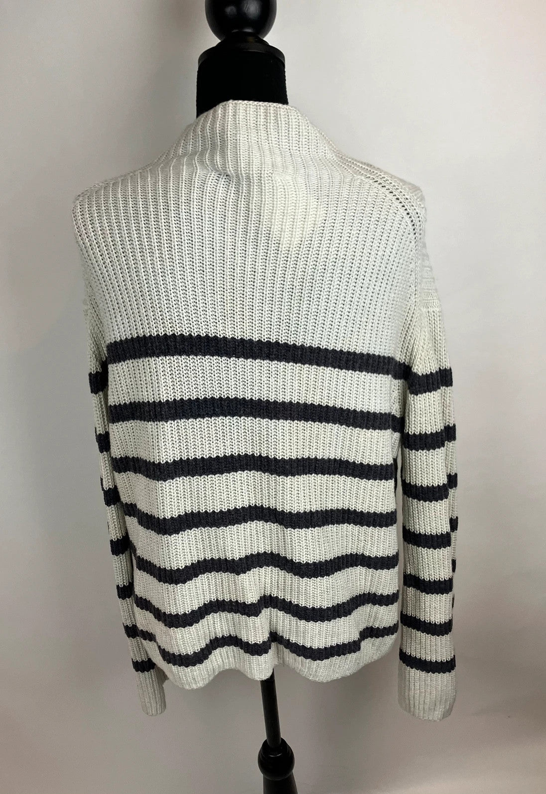 Warmer Pullover mit Streifen 