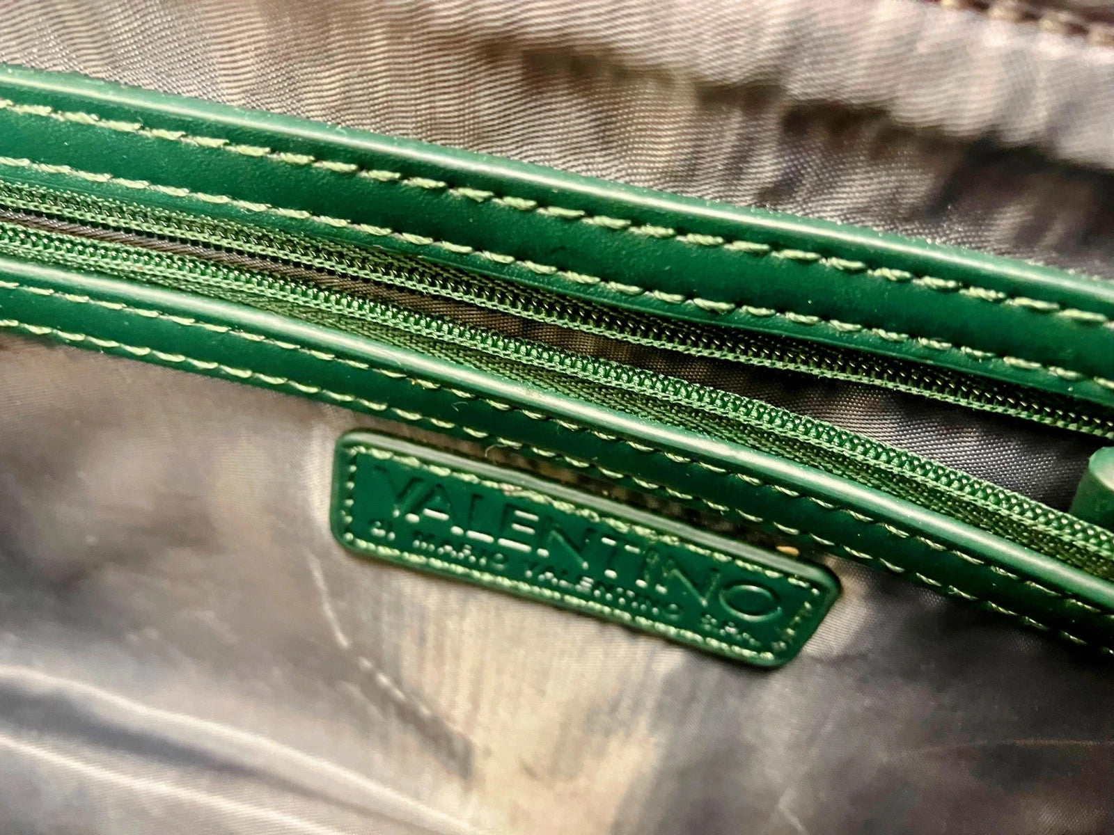 Edle Valentino Tasche in festlichem Grün – Perfekt für die Winterzeit