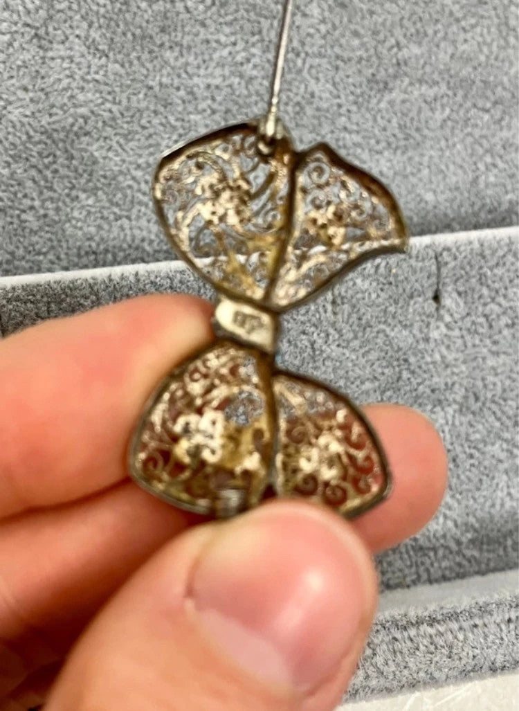 Filigrane Handwerkskunst vom Juwelier in schleifenform