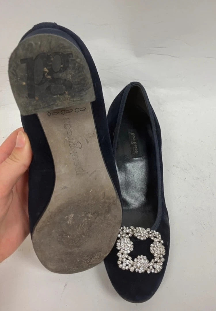 Winterliche Eleganz – Wildlederschuhe mit Glitzerapplikation
