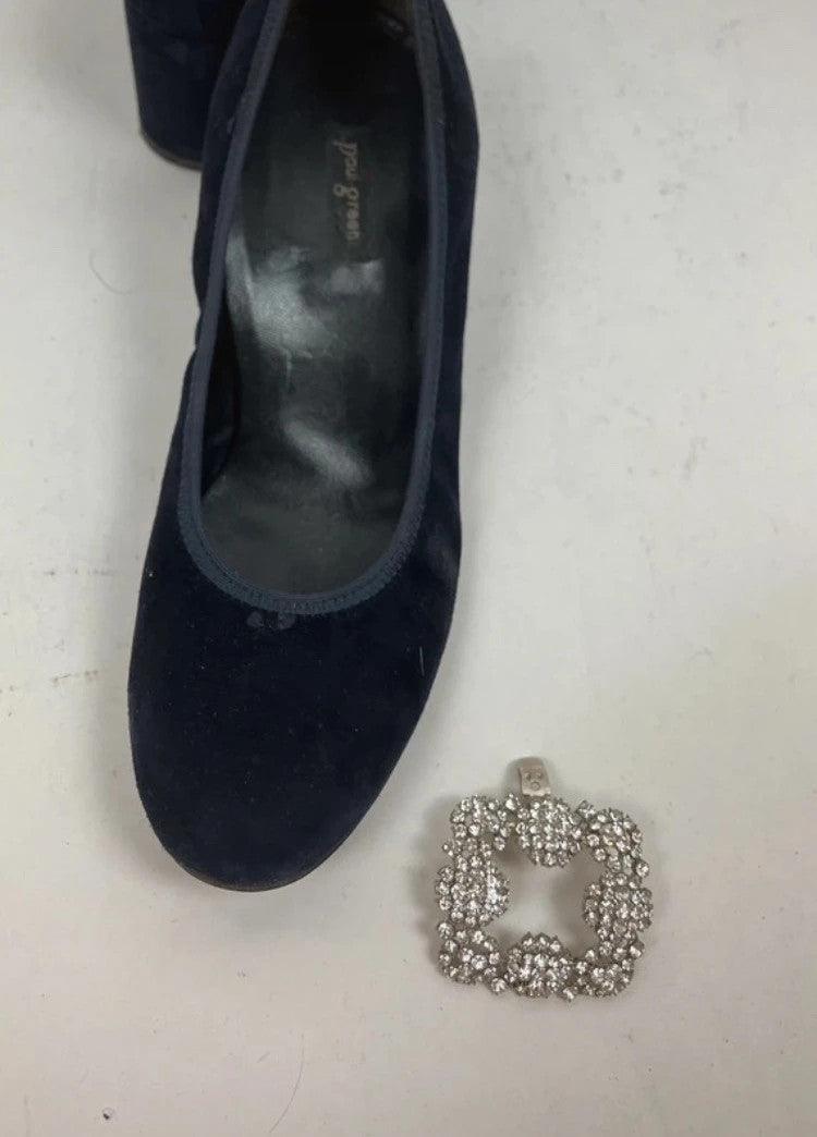 Winterliche Eleganz – Wildlederschuhe mit Glitzerapplikation