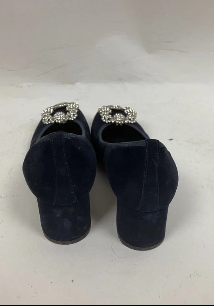 Winterliche Eleganz – Wildlederschuhe mit Glitzerapplikation