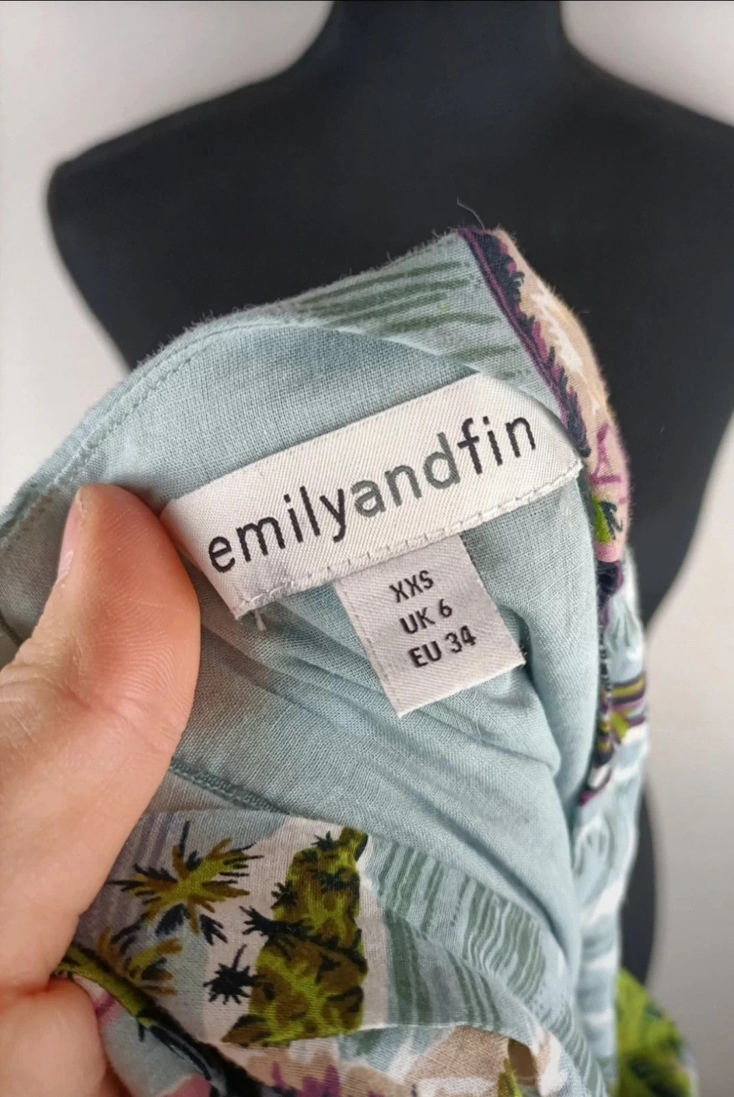 Extravagantes Kleid für den Sommer