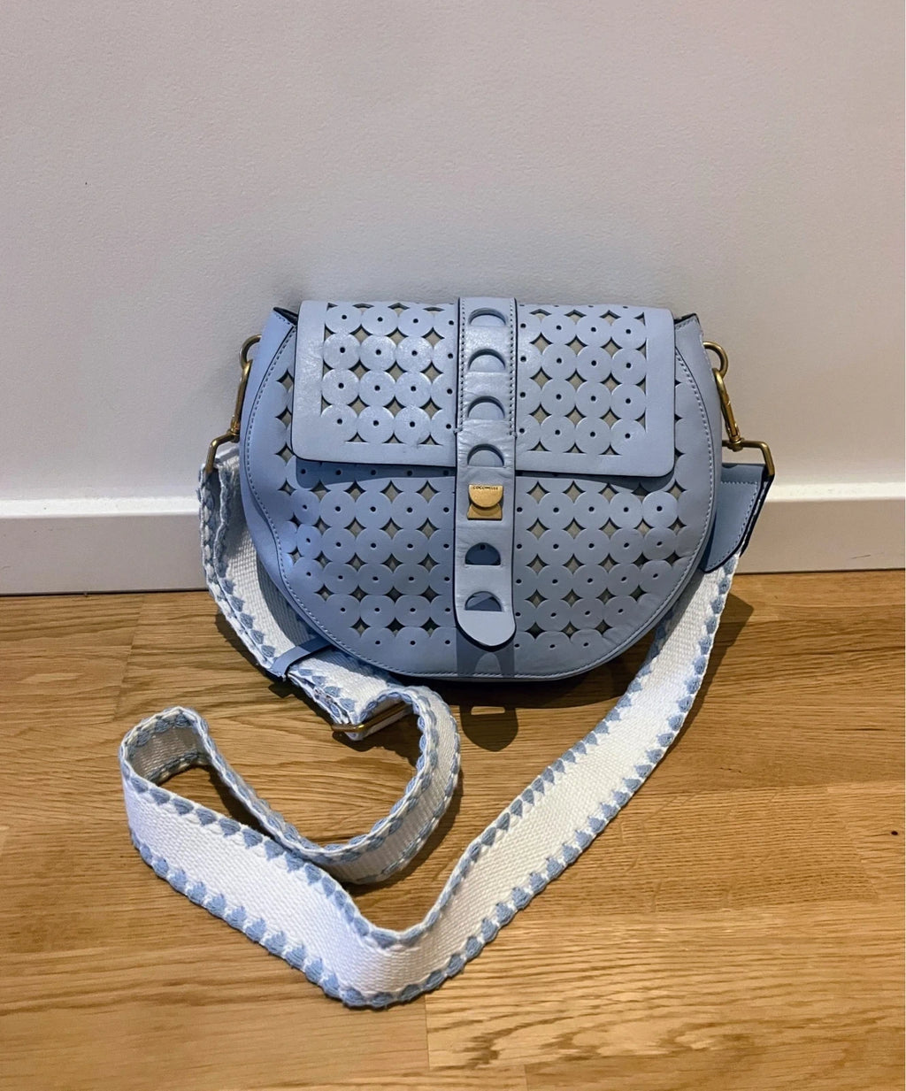 Coccinelle Tasche aus Leder mit Cut-Out Design – Second-Hand bei Schickisch