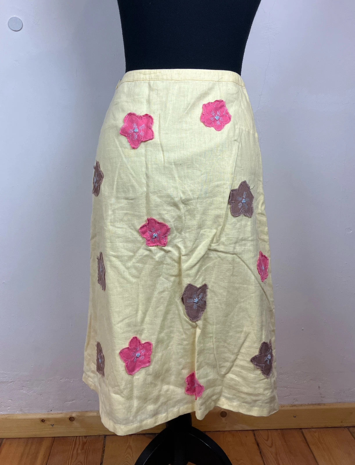 Verspielter Rock mit Blumen