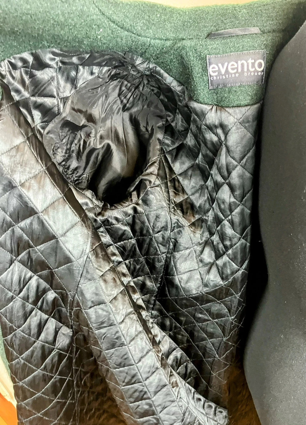 Warmer Mantel aus Tannengrüner Wolle