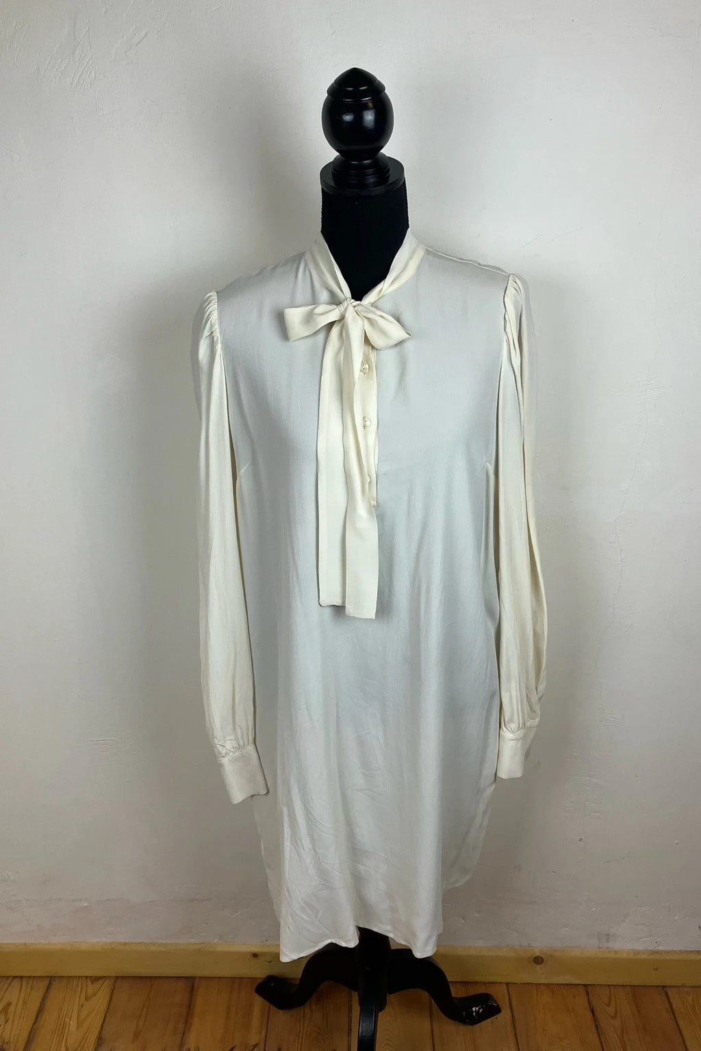 Zeitloses Designer Kleid in Cremeweiß