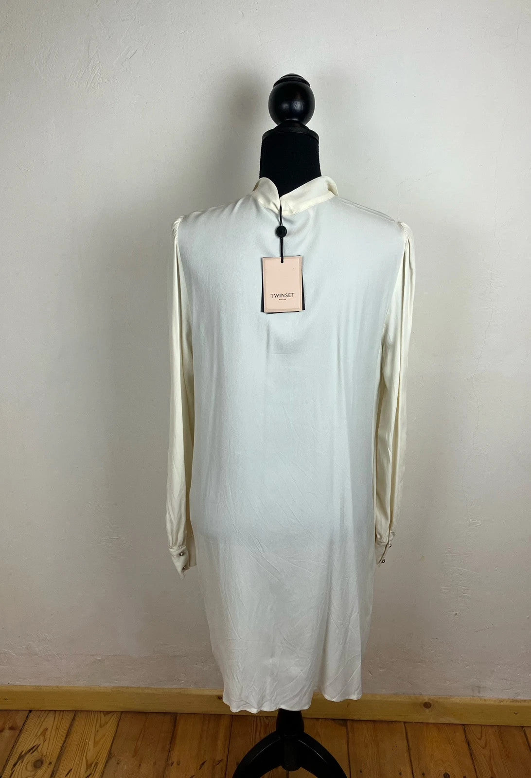 Zeitloses Designer Kleid in Cremeweiß