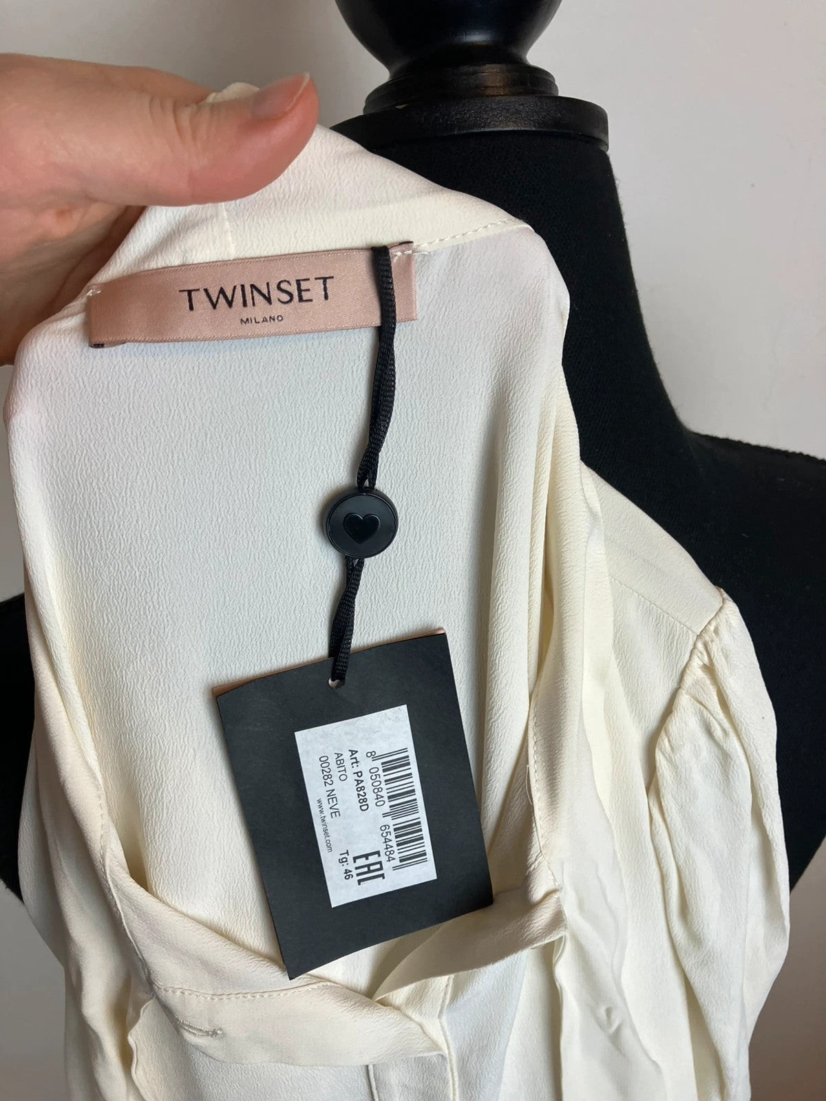 Zeitloses Designer Kleid in Cremeweiß