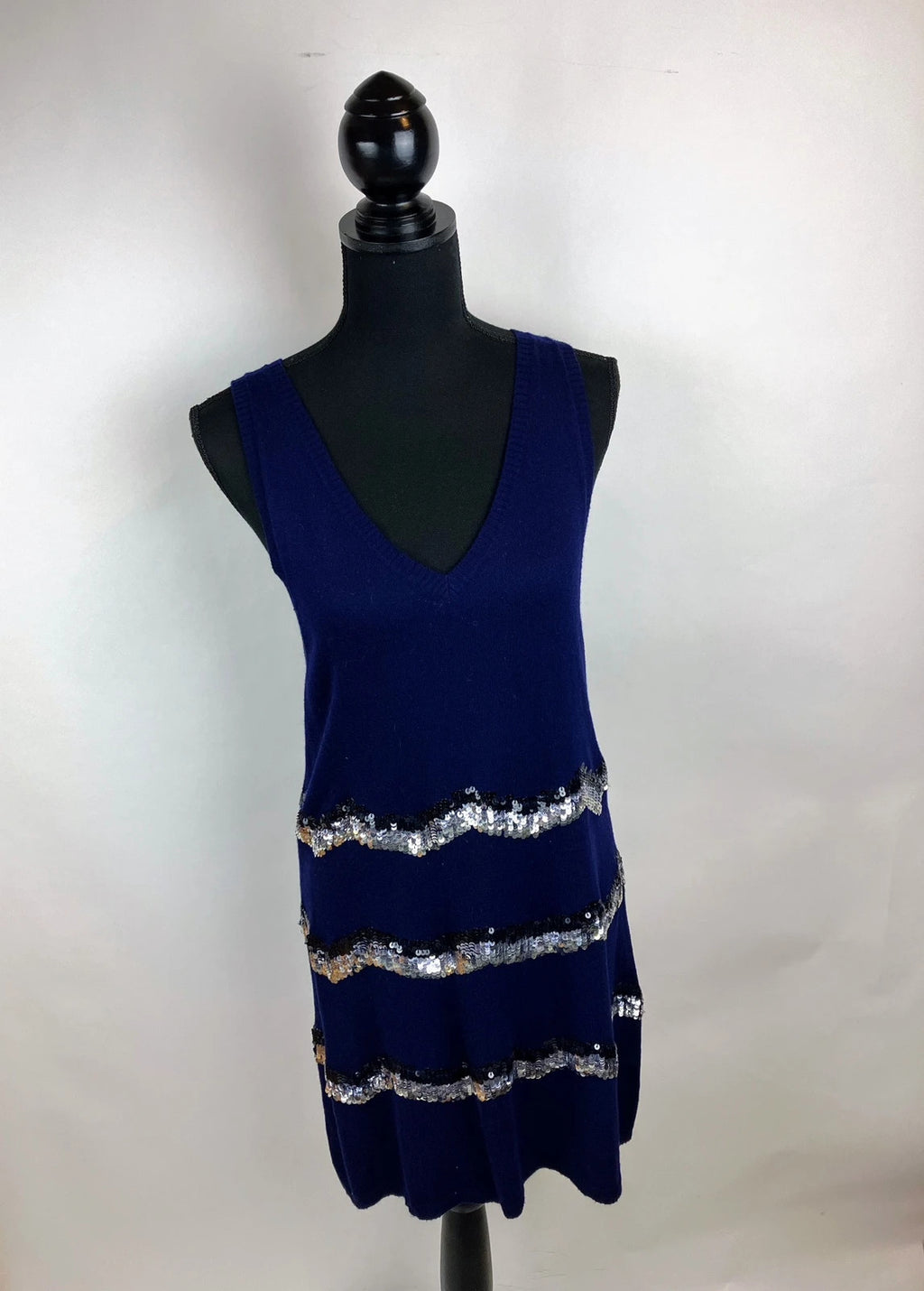 Maje Kleid - Eleganz mit funkelndem Detail