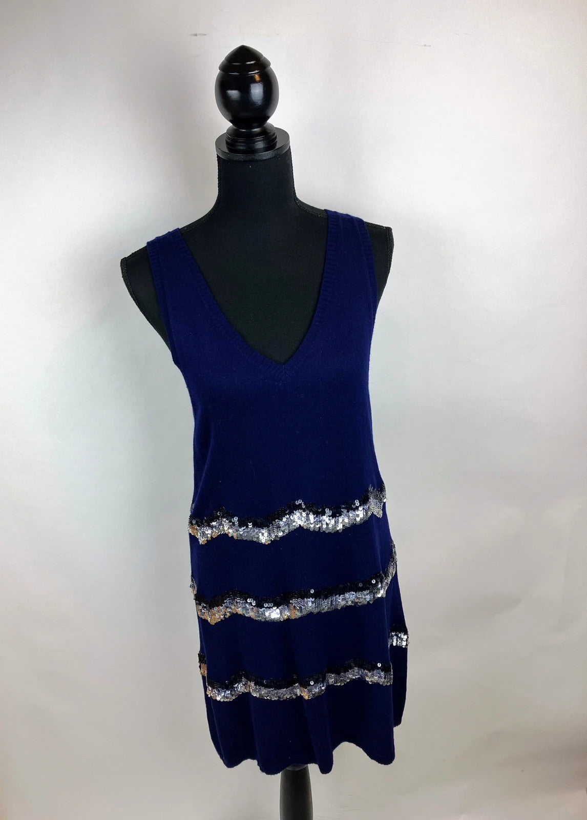Maje Kleid - Eleganz mit funkelndem Detail