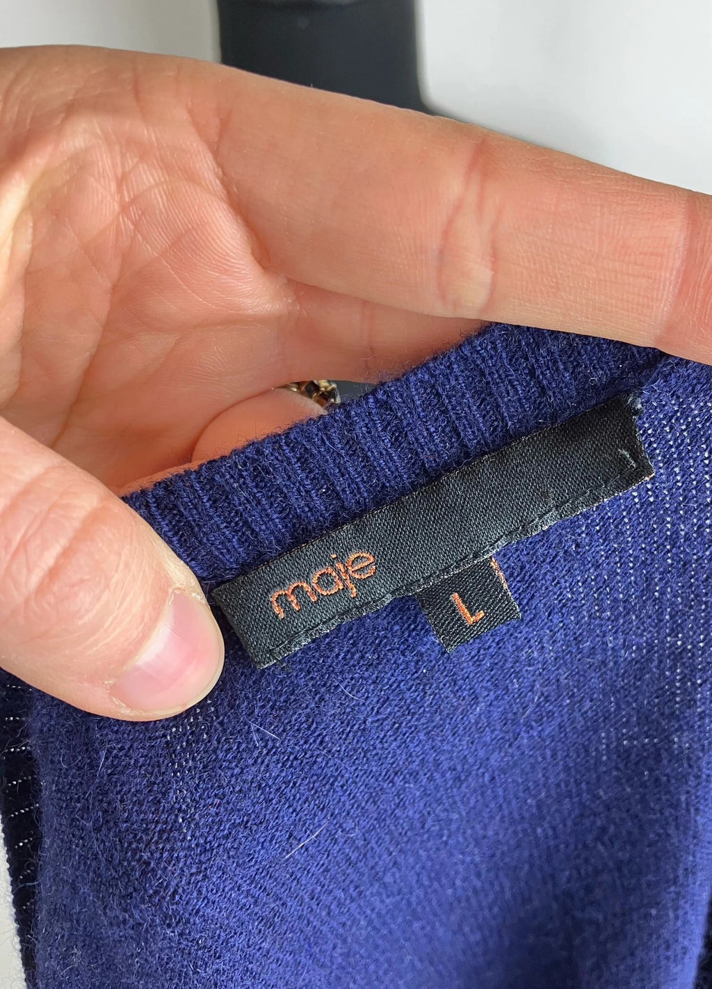 Maje Kleid - Eleganz mit funkelndem Detail