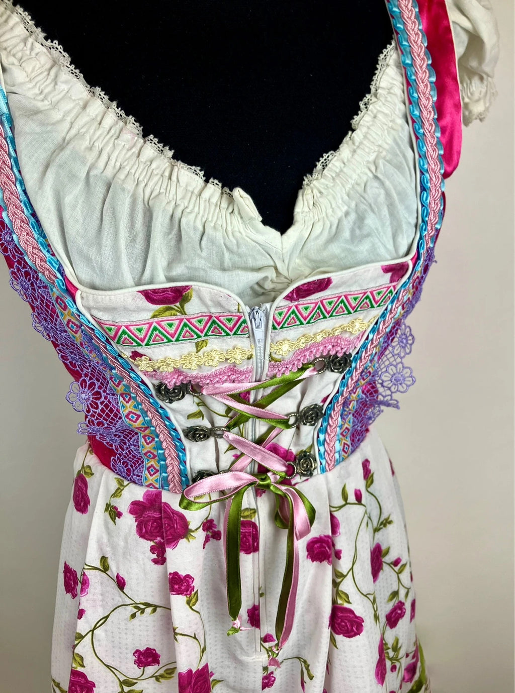 Verspieltes Dirndel in pink