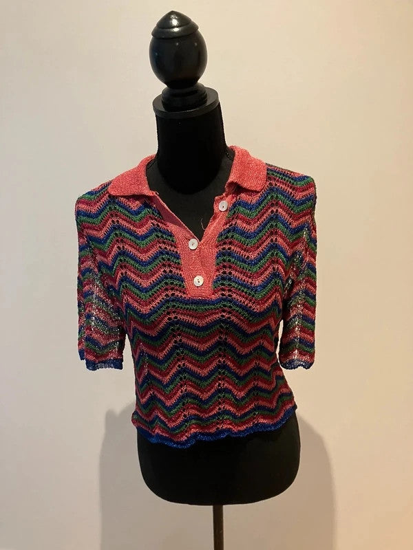 Buntes Crop-Poloshirt im Zickzack-Strickmuster – Second-Hand bei Schickisch