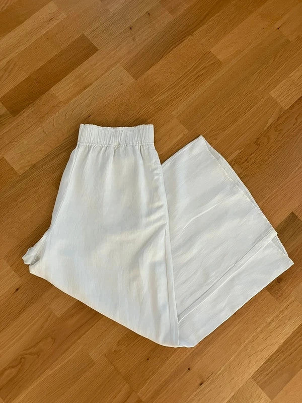 Weite weiße Culottehose für den Frühling