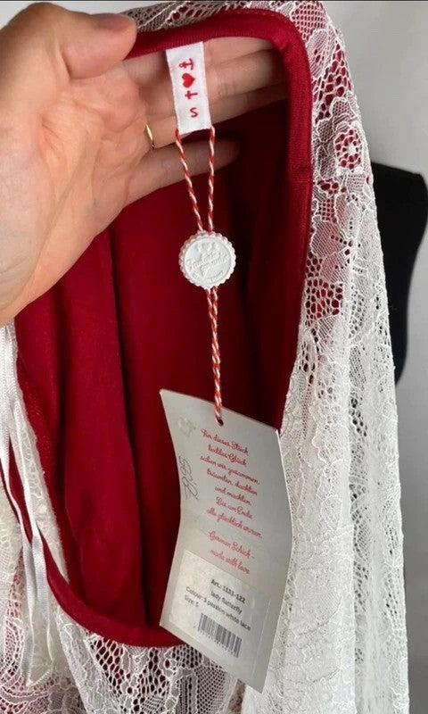 Blutsgeschwister Spitzen-Shirt – Romantischer Frühlingslook!