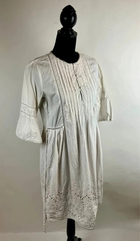 Wunderschönes Kleid mit Lochmuster