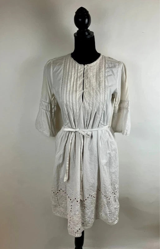 Wunderschönes Kleid mit Lochmuster