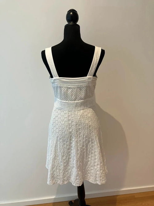 Charmantes Sommerkleid mit Lochmuster