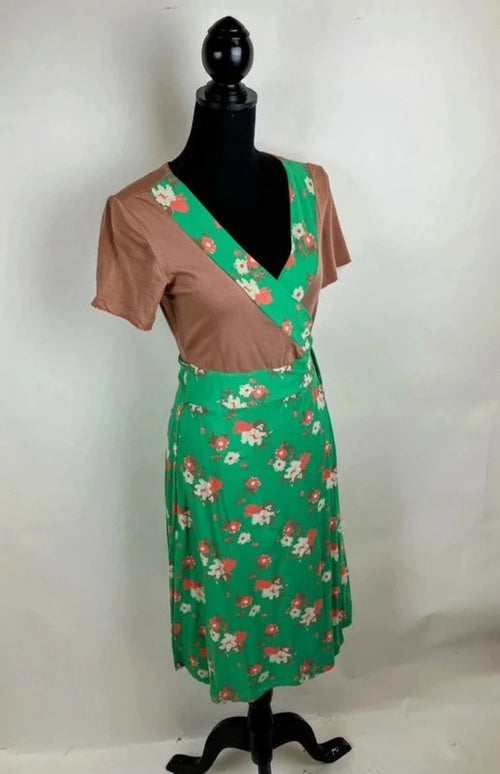 Feminines Wickelkleid für den Frühling