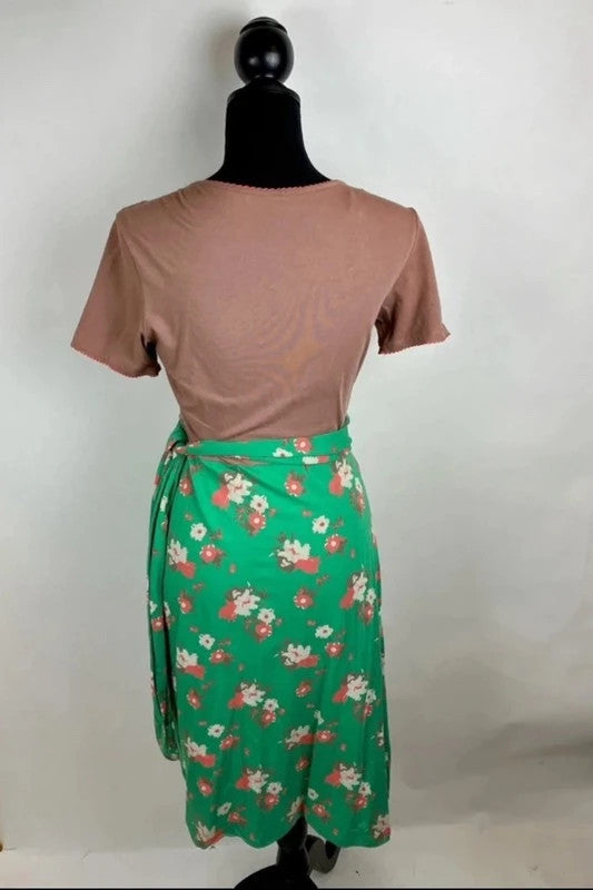Feminines Wickelkleid für den Frühling