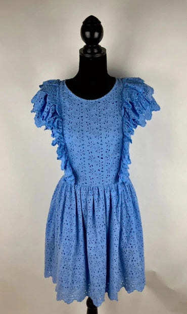 Lochstickerei im Broderie-Anglaise-Stil und Volant-Rüschenärmel des hellblauen Sommerkleids im Detail