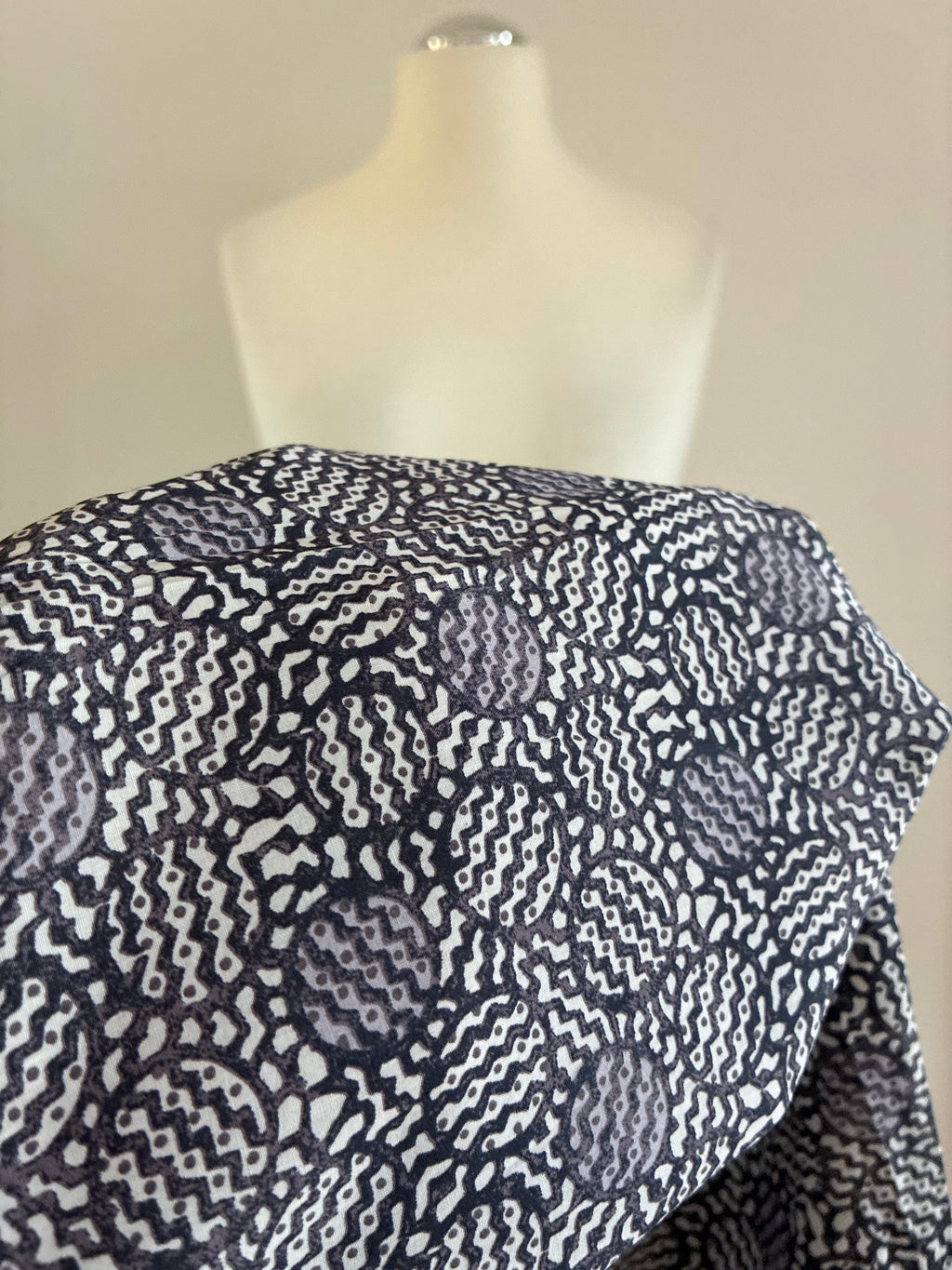 0039 Italy Hemdbluse Größe 44 in Blau und Creme mit grafischem Muster