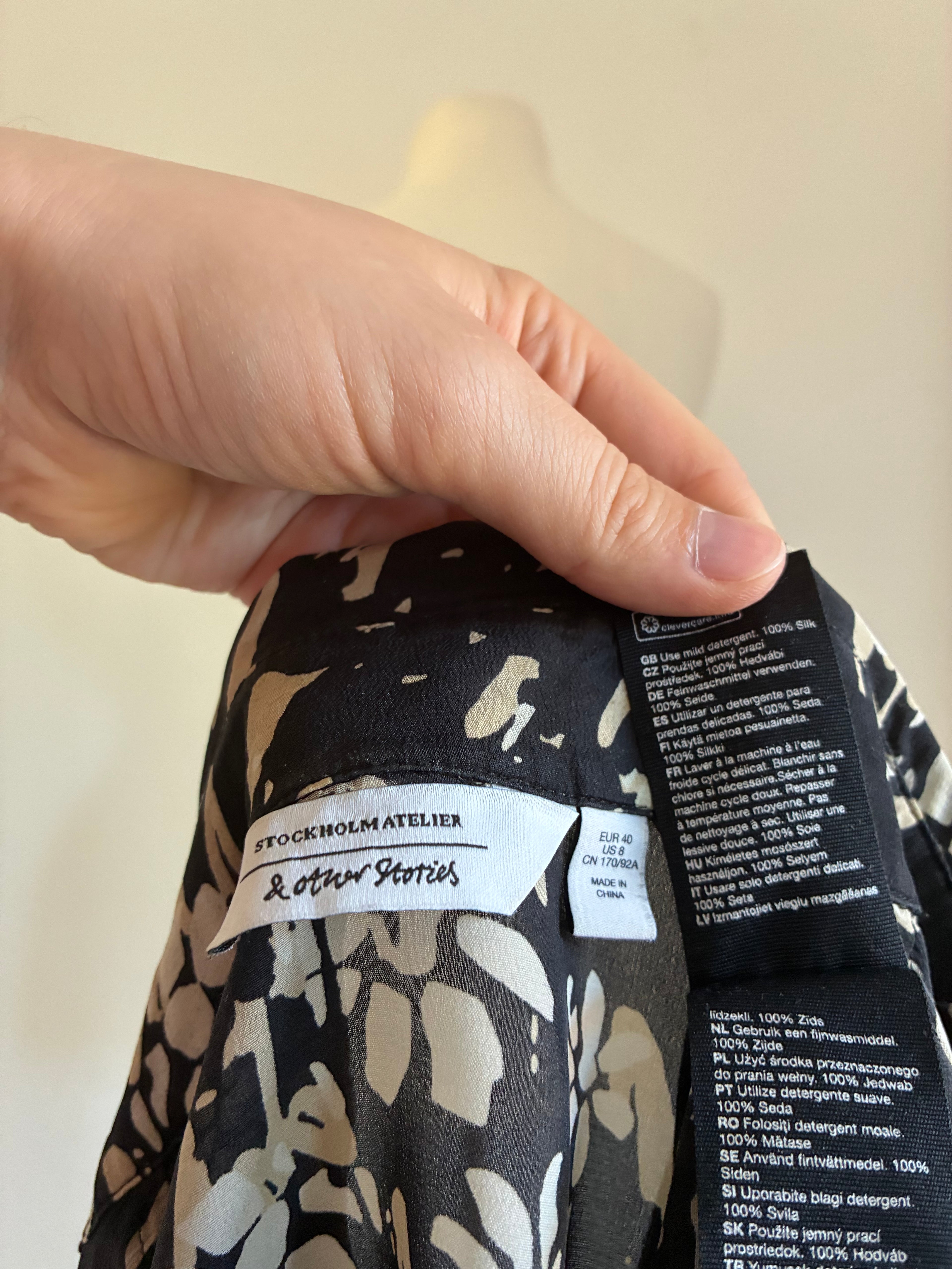 & Other Stories Seidenbluse in Schwarz mit floralem Print 40