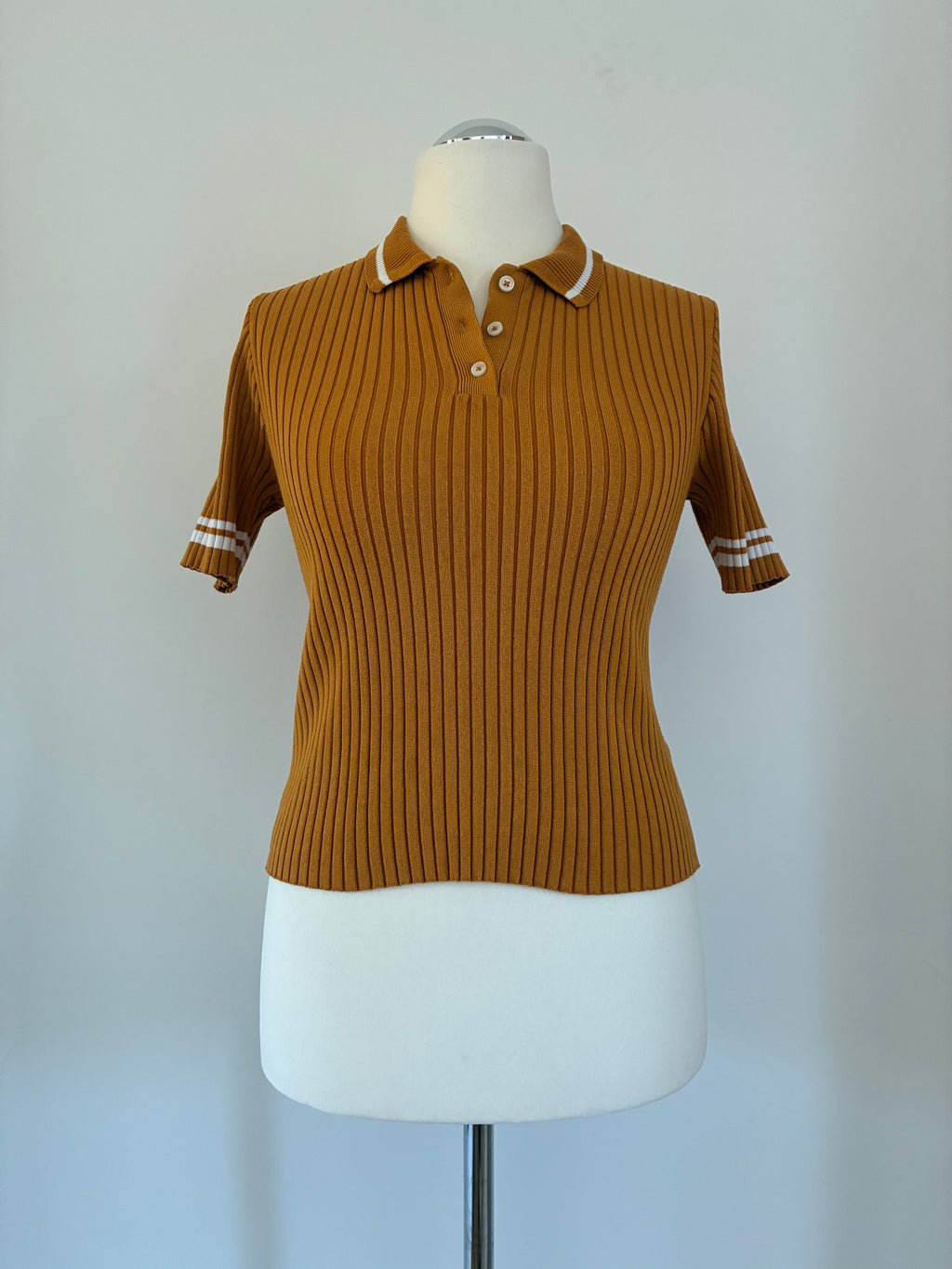 Senfgelbes Shirt für den Herbst