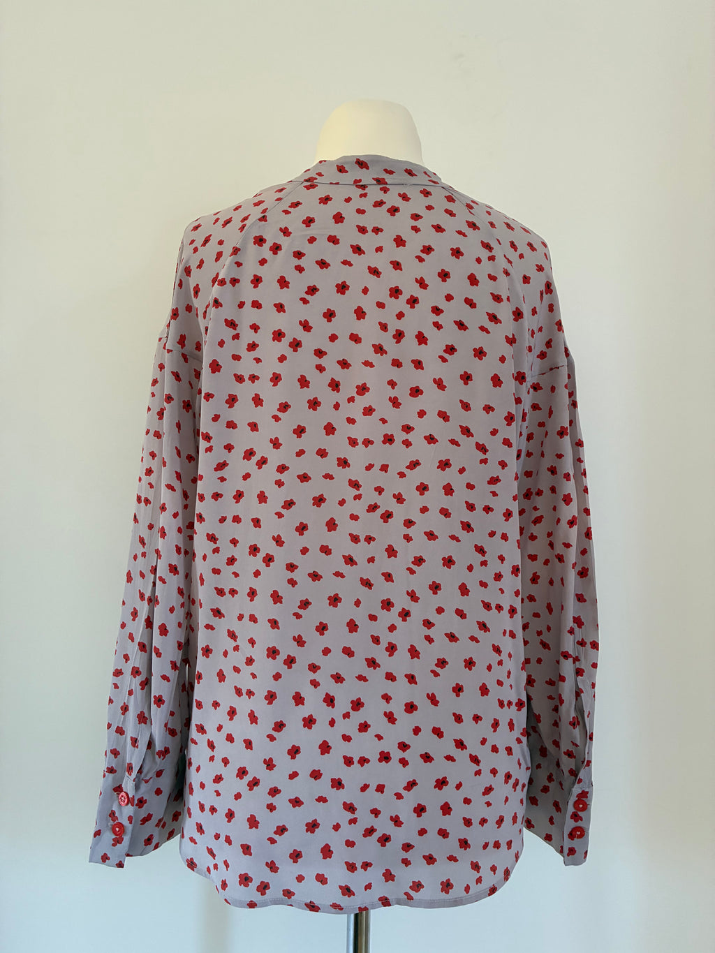 Seidenbluse mit Schluppe und Blumenprint in Größe 38