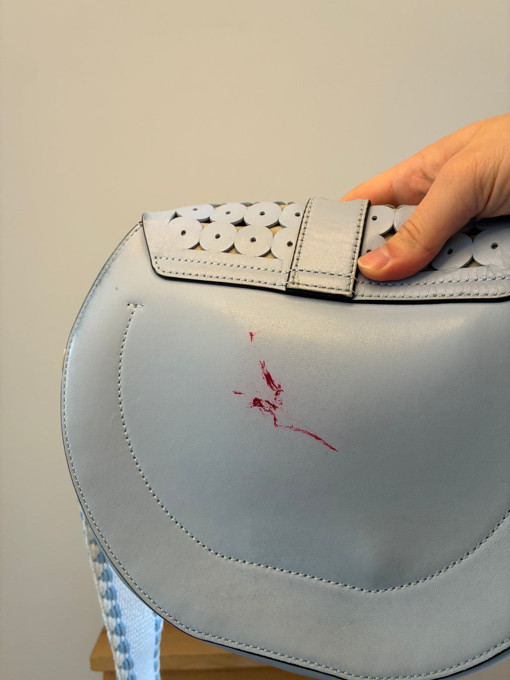 Coccinelle Tasche aus Leder mit Cut-Out Design